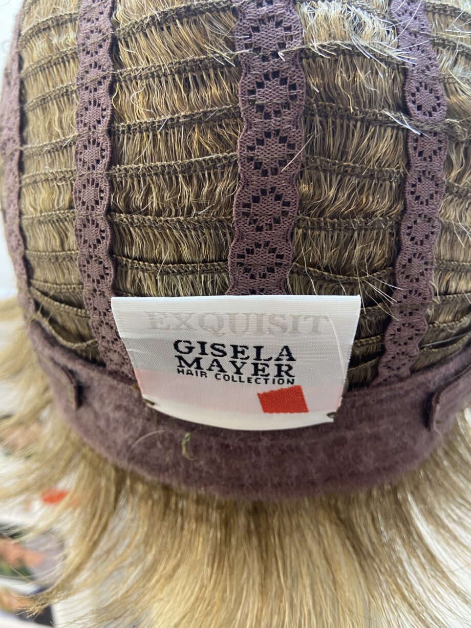 Short blonde wig. Bblss170