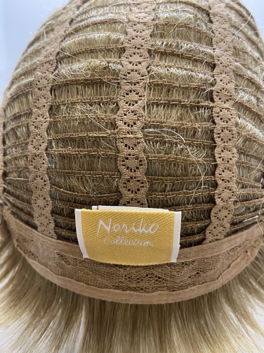 Blonde new short wig. Bblss175