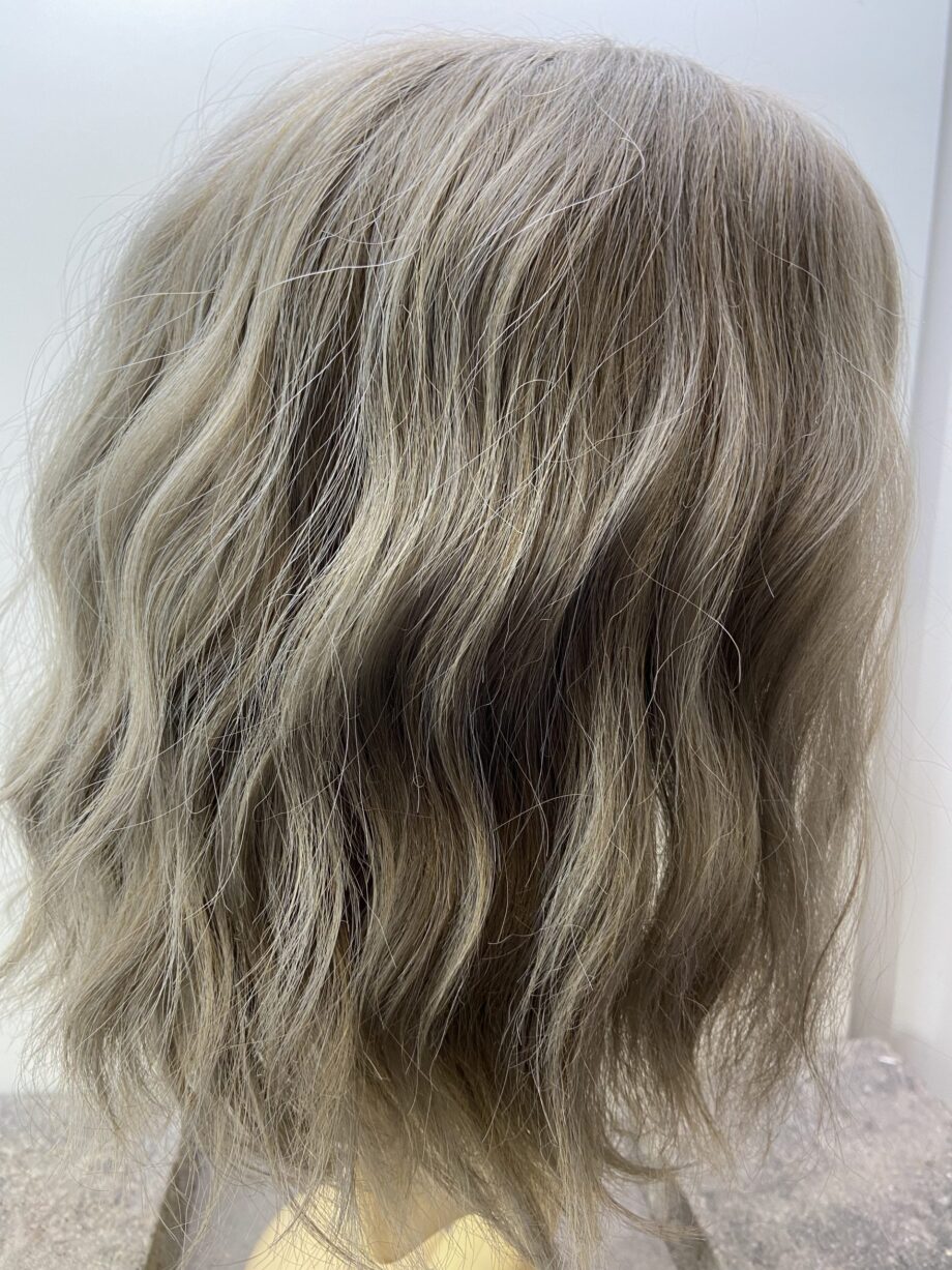 Soft grey long wavy wig. Plgmw44