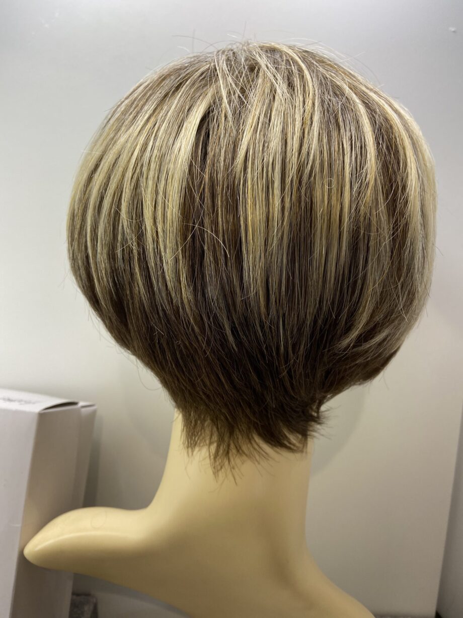 Sandy highlighted short wig. Bbrss156
