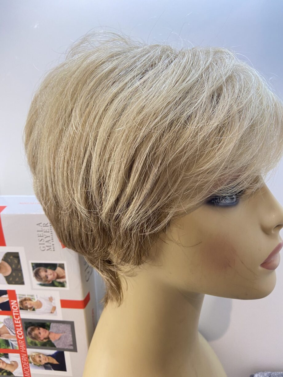Short blonde wig. Bblss170