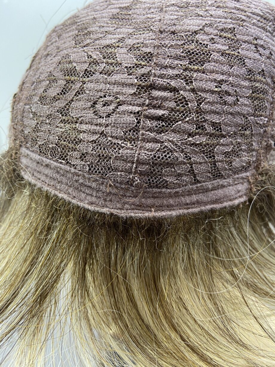 Sandy highlighted short wig. Bbrss156