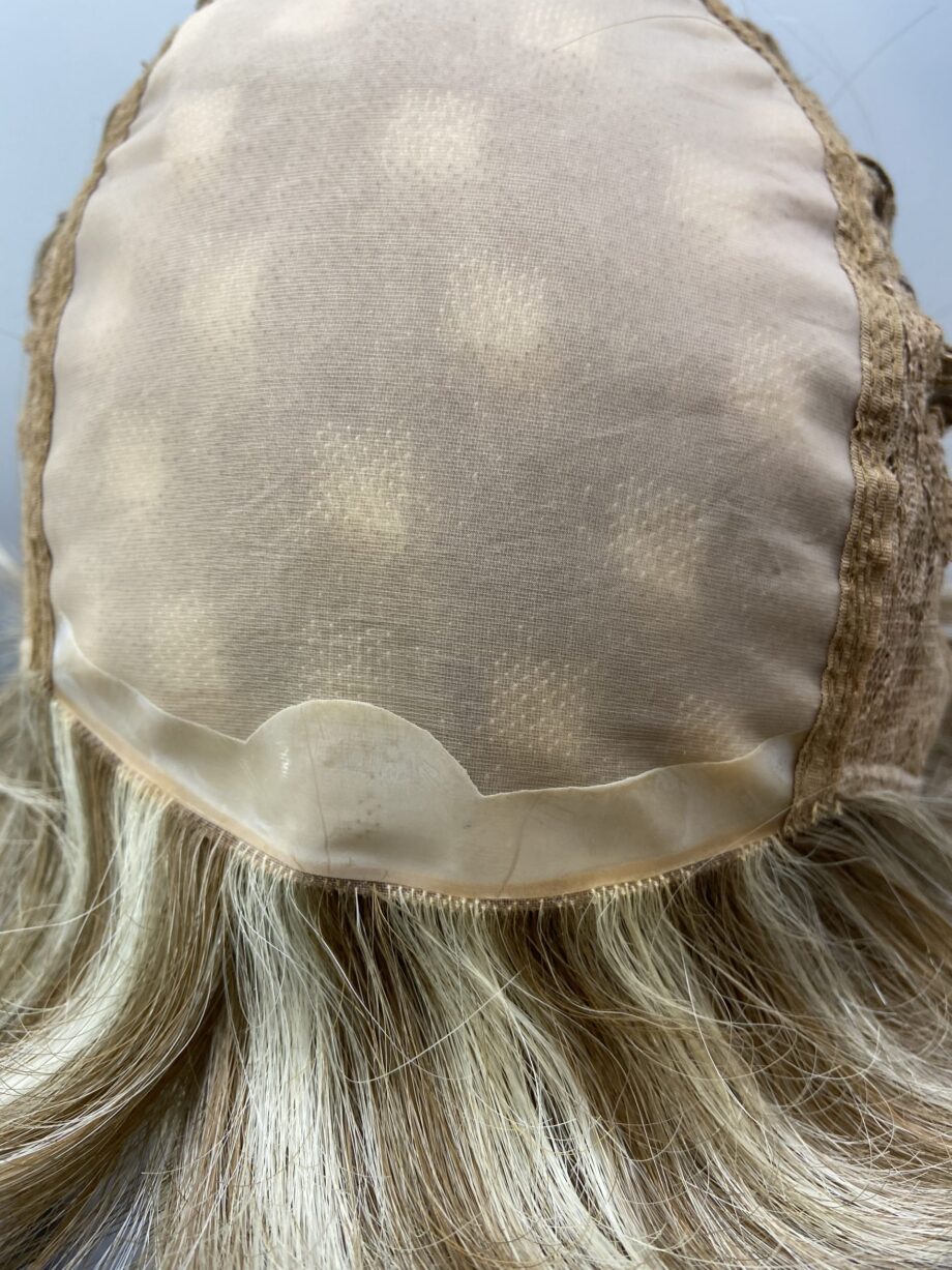 New highlighted blonde short wig. Bblss179