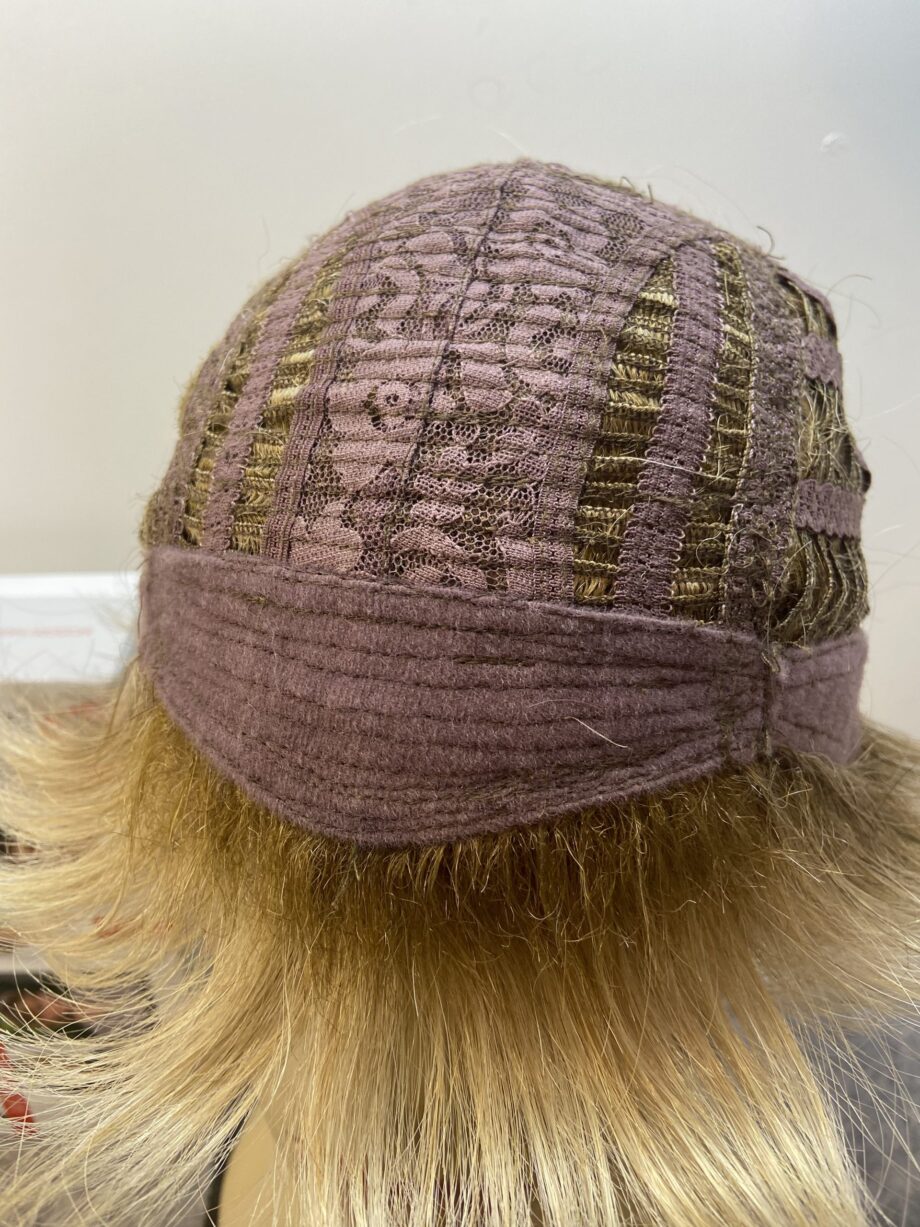 Short blonde wig. Bblss170