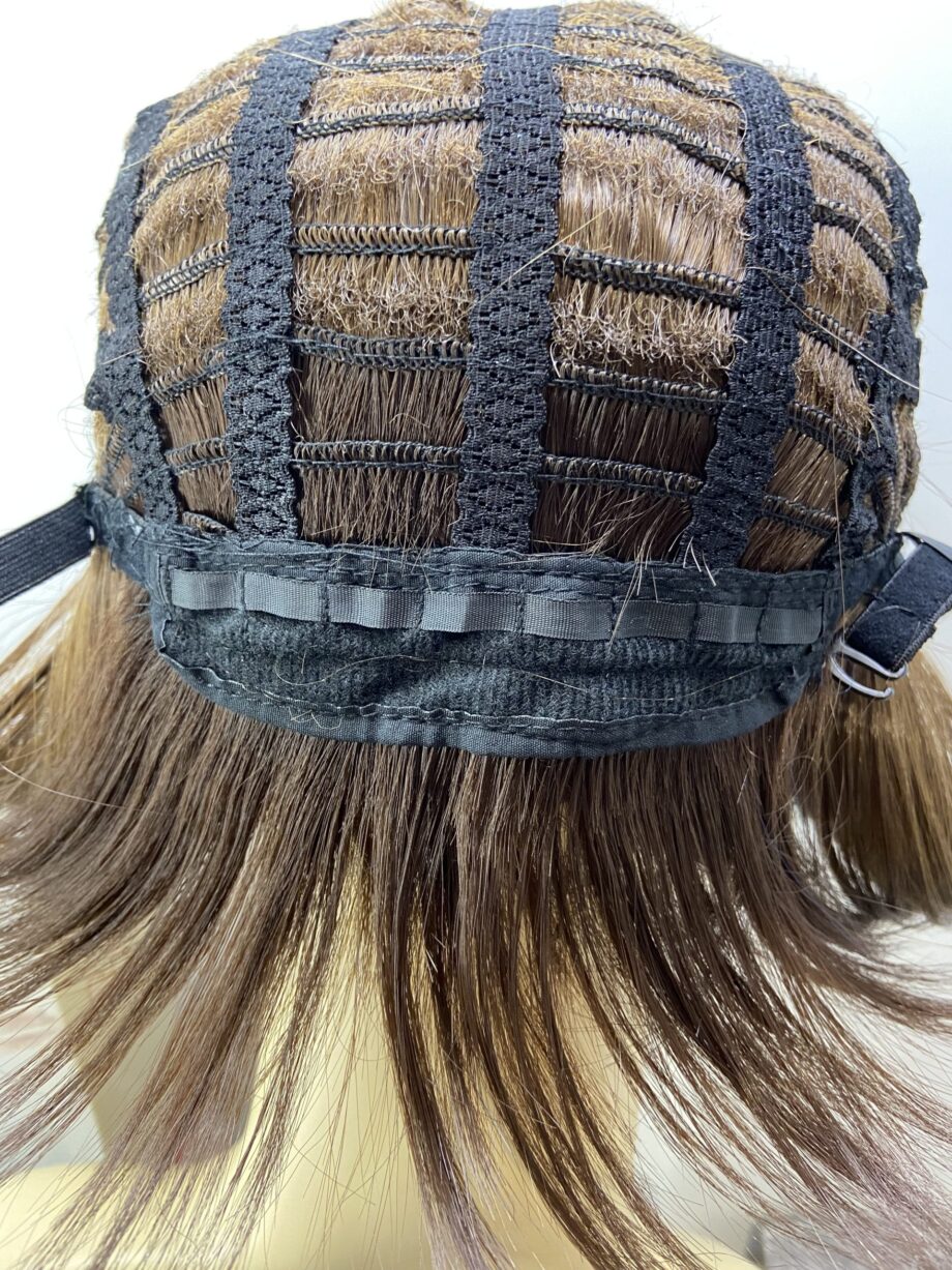 Short brown shiny wig. Bbrms179