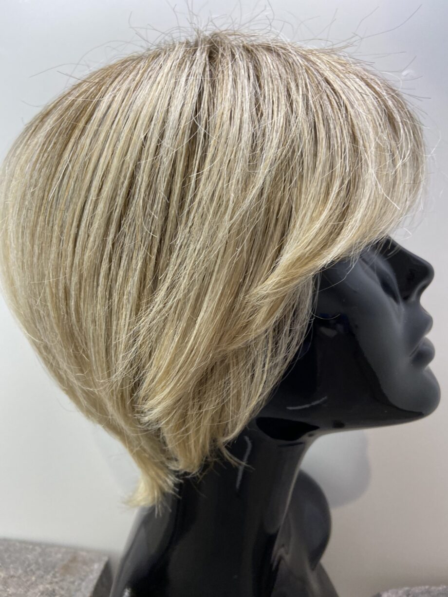 Rooted blonde short. Plblss534