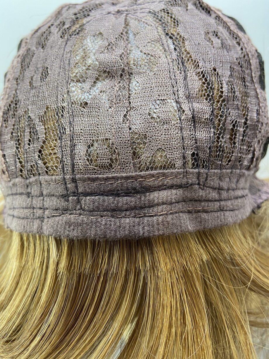 Shiny light brown wig. Plbrms537