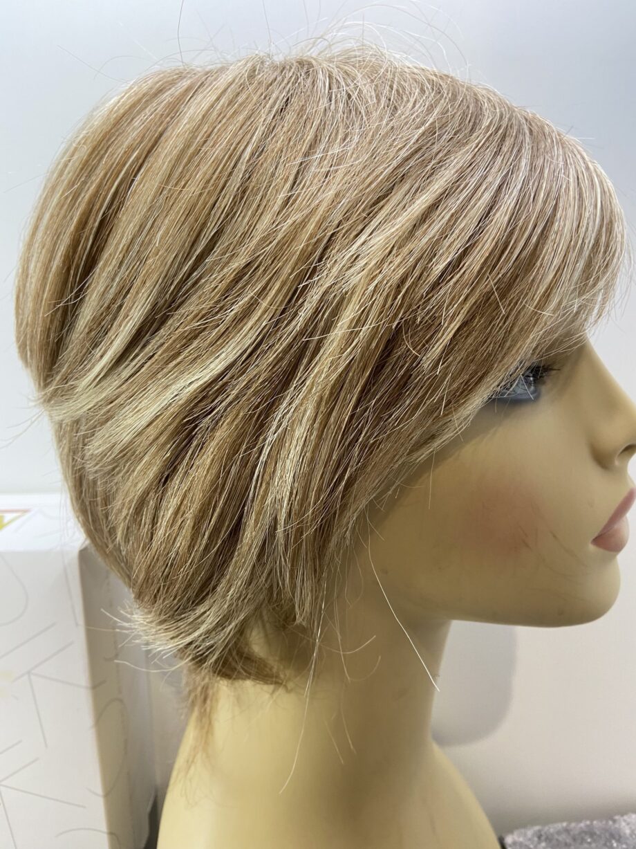 Gold Blonde short highlighted wig. Bblms176