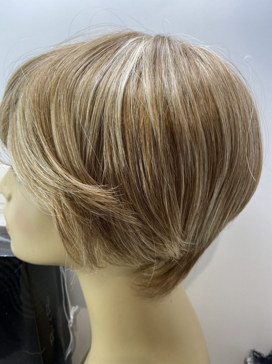 New highlighted blonde short wig. Bblss179