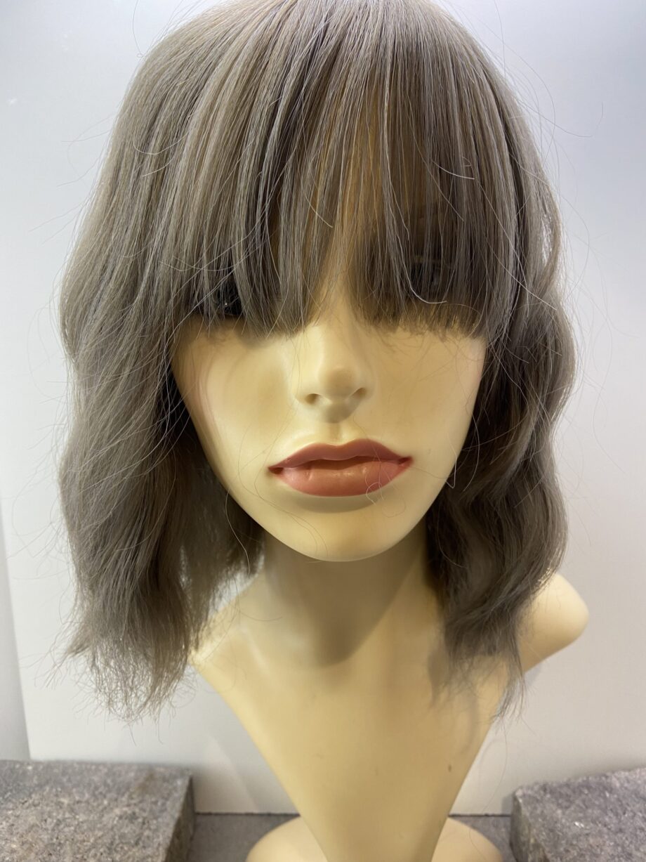 Soft grey long wavy wig. Plgmw44