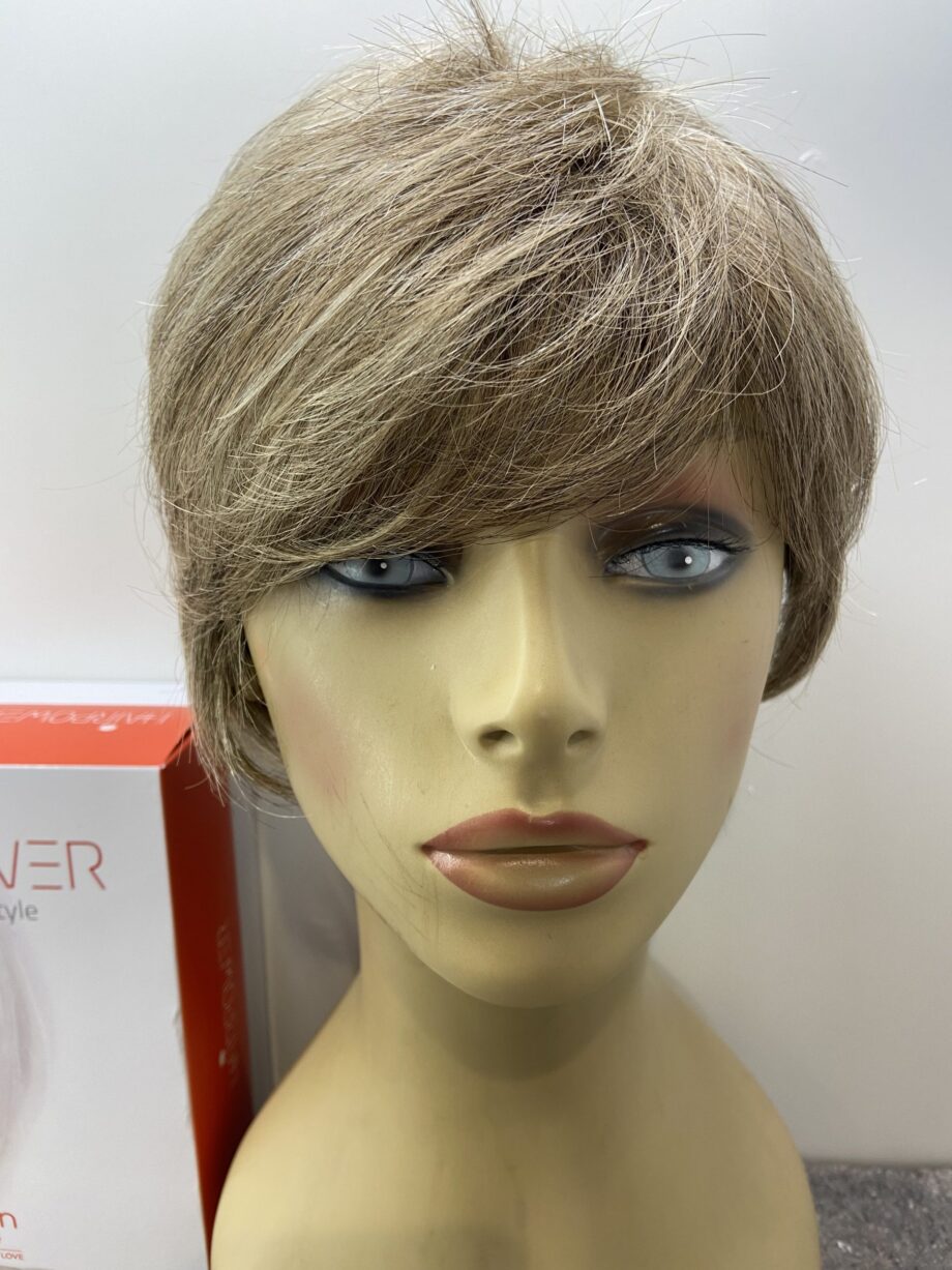 New Sandy blonde short wig. Bblss157