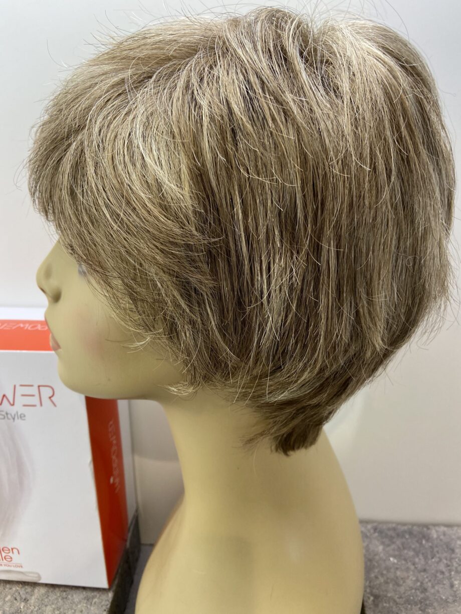 New Sandy blonde short wig. Bblss157