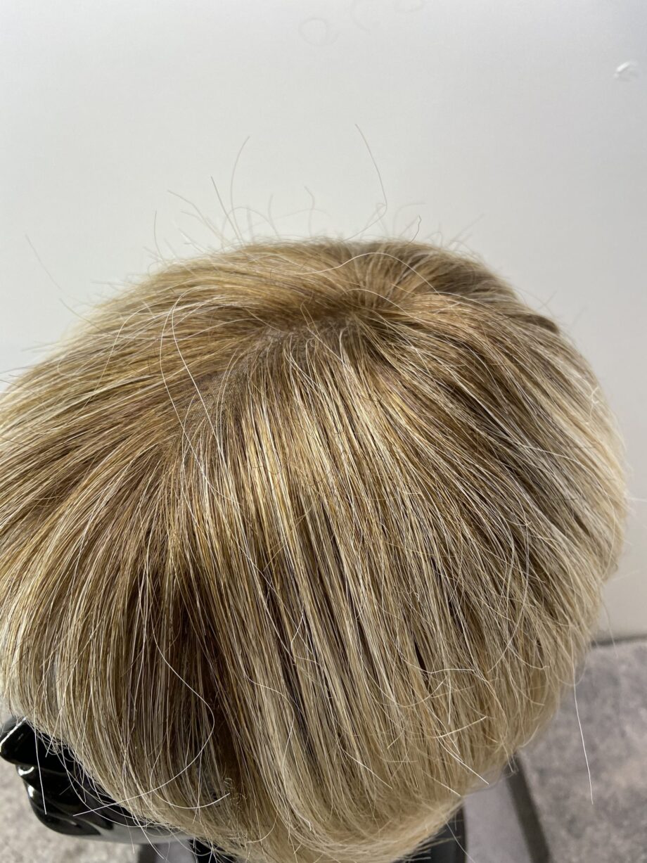 Rooted blonde short. Plblss534