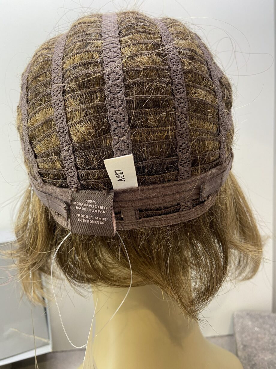 New stylish mid length brown wig. Bbrms193
