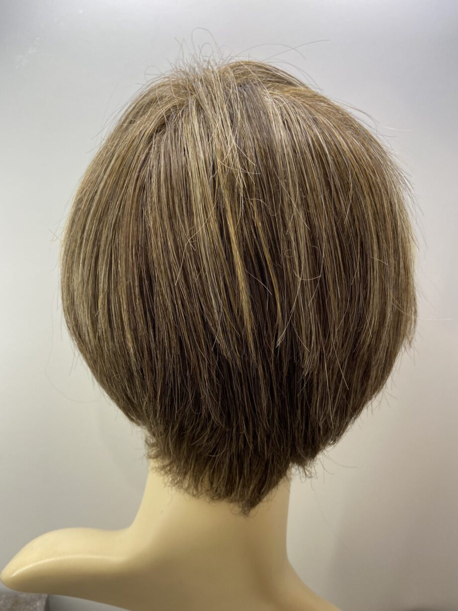 Short brown wig. Blss702