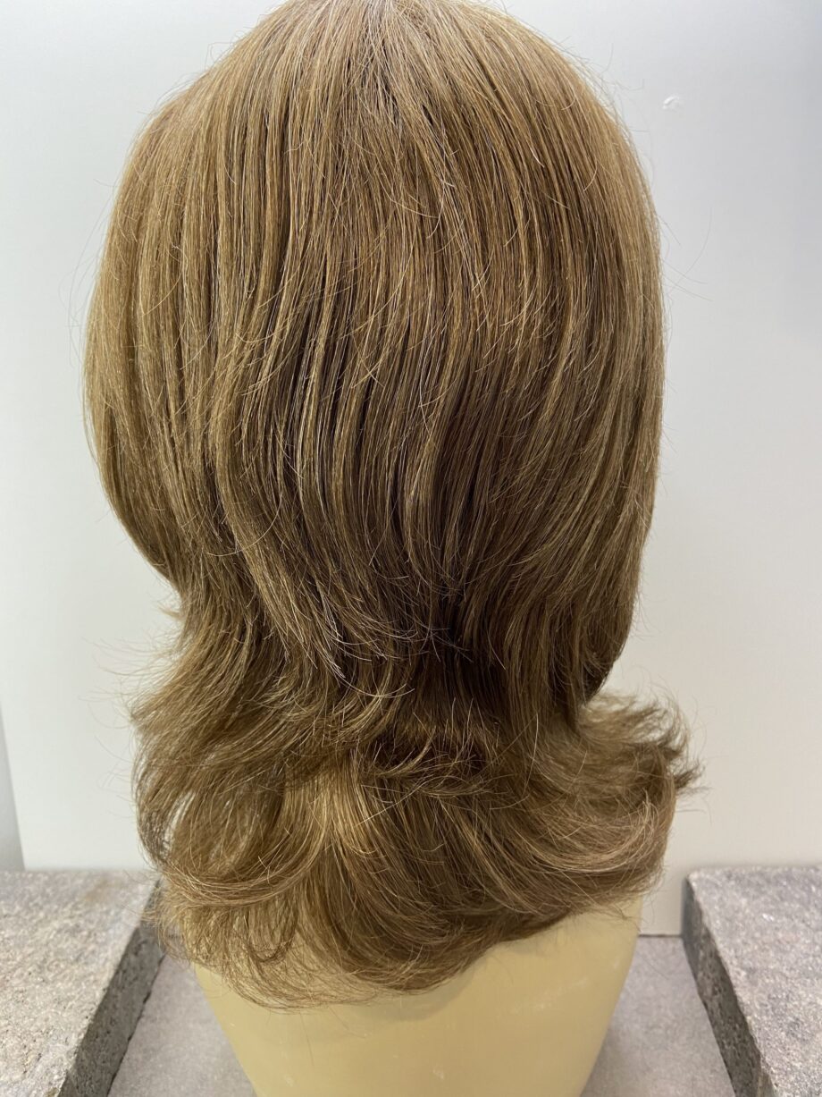 Wavy long light brown wig. Brls306