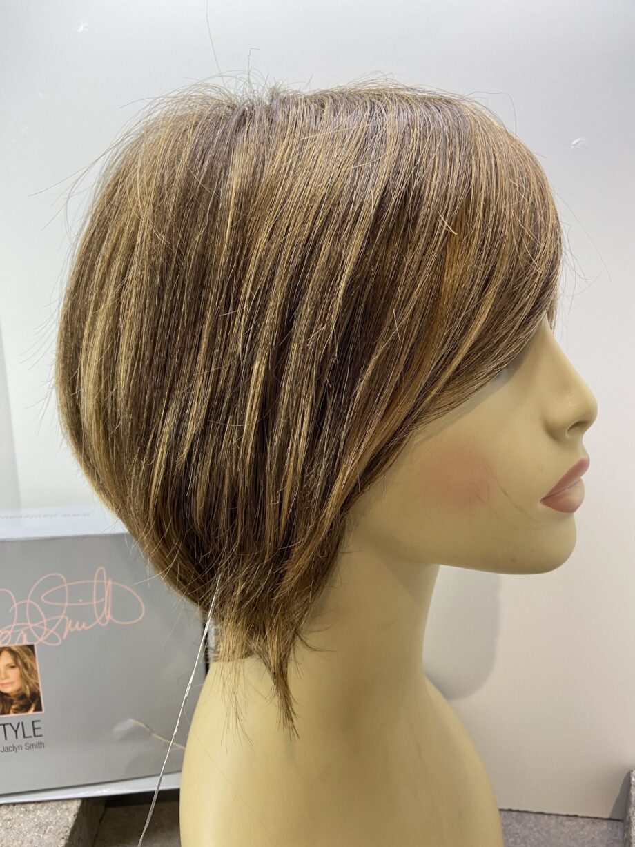New stylish mid length brown wig. Bbrms193