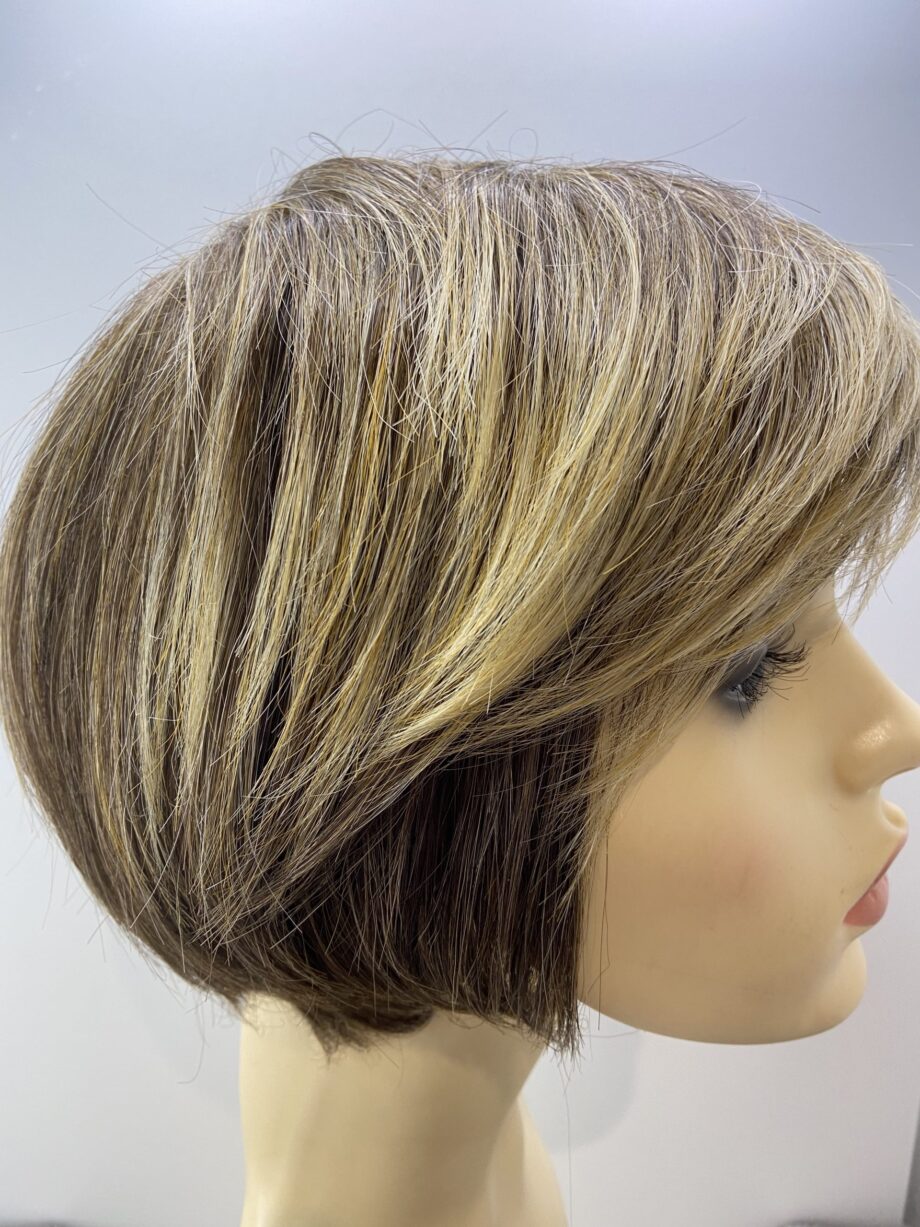 Short brown wig. Blss702