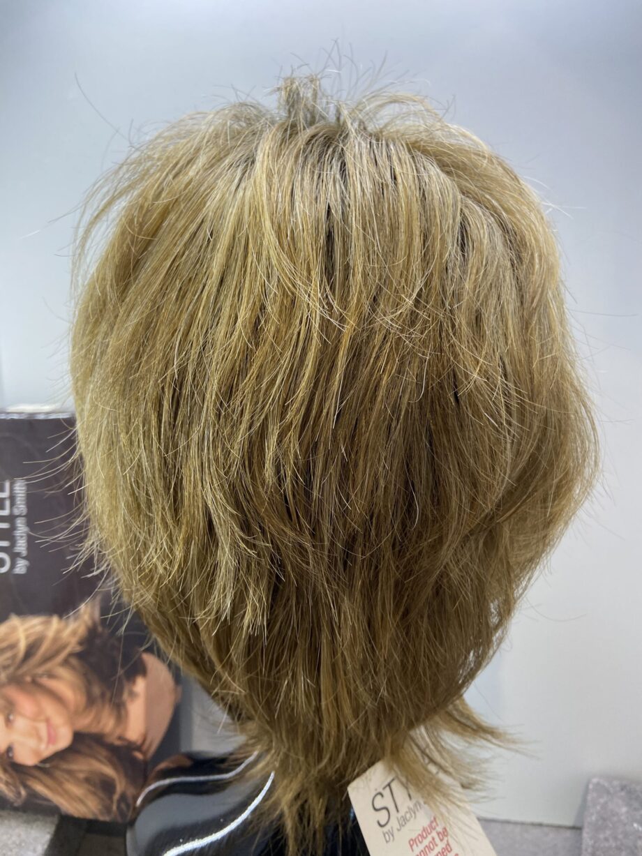 Rooted blonde short new wig. Bblss200