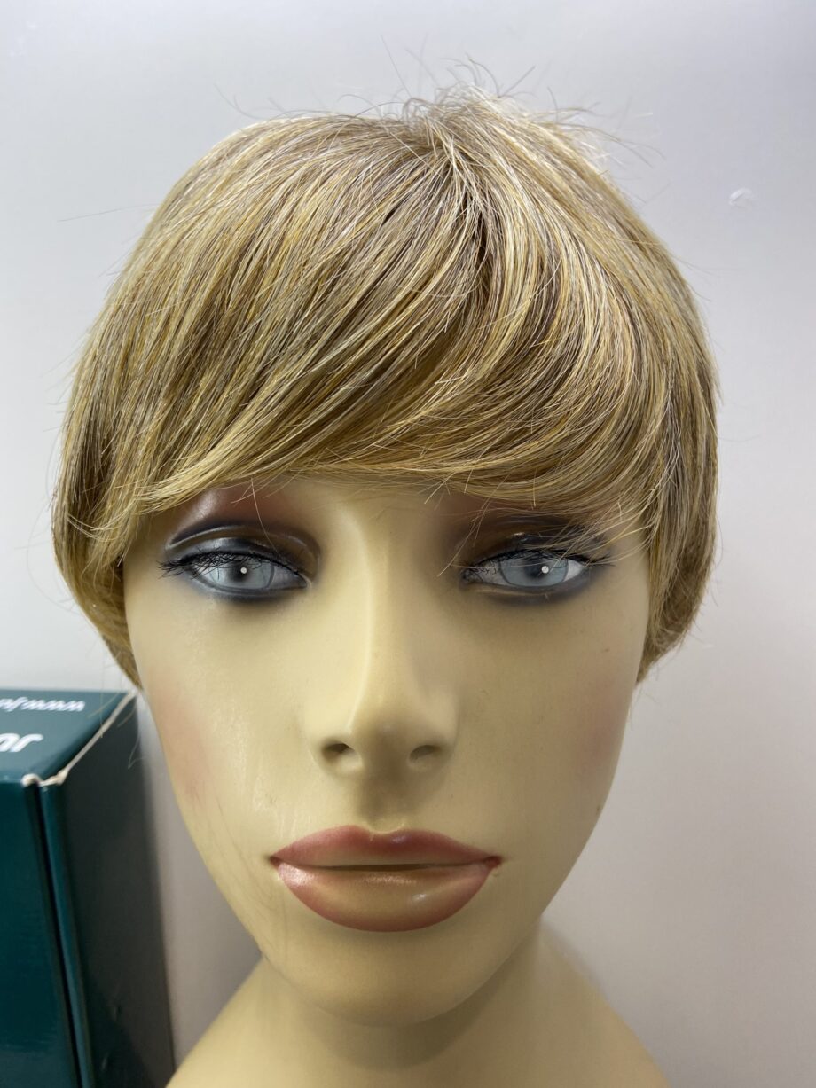 Short smart blonde wig. Bblsw185