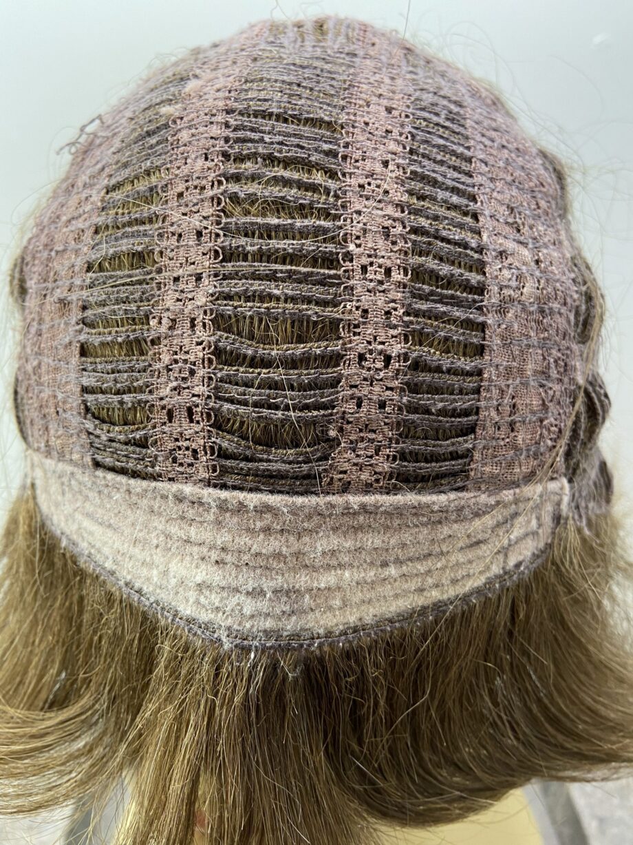 Wavy long light brown wig. Brls306