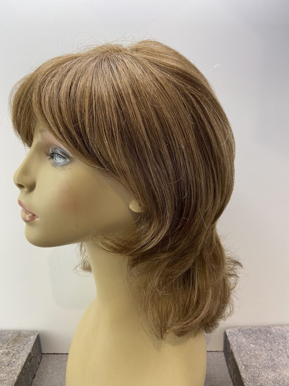 Wavy long light brown wig. Brls306