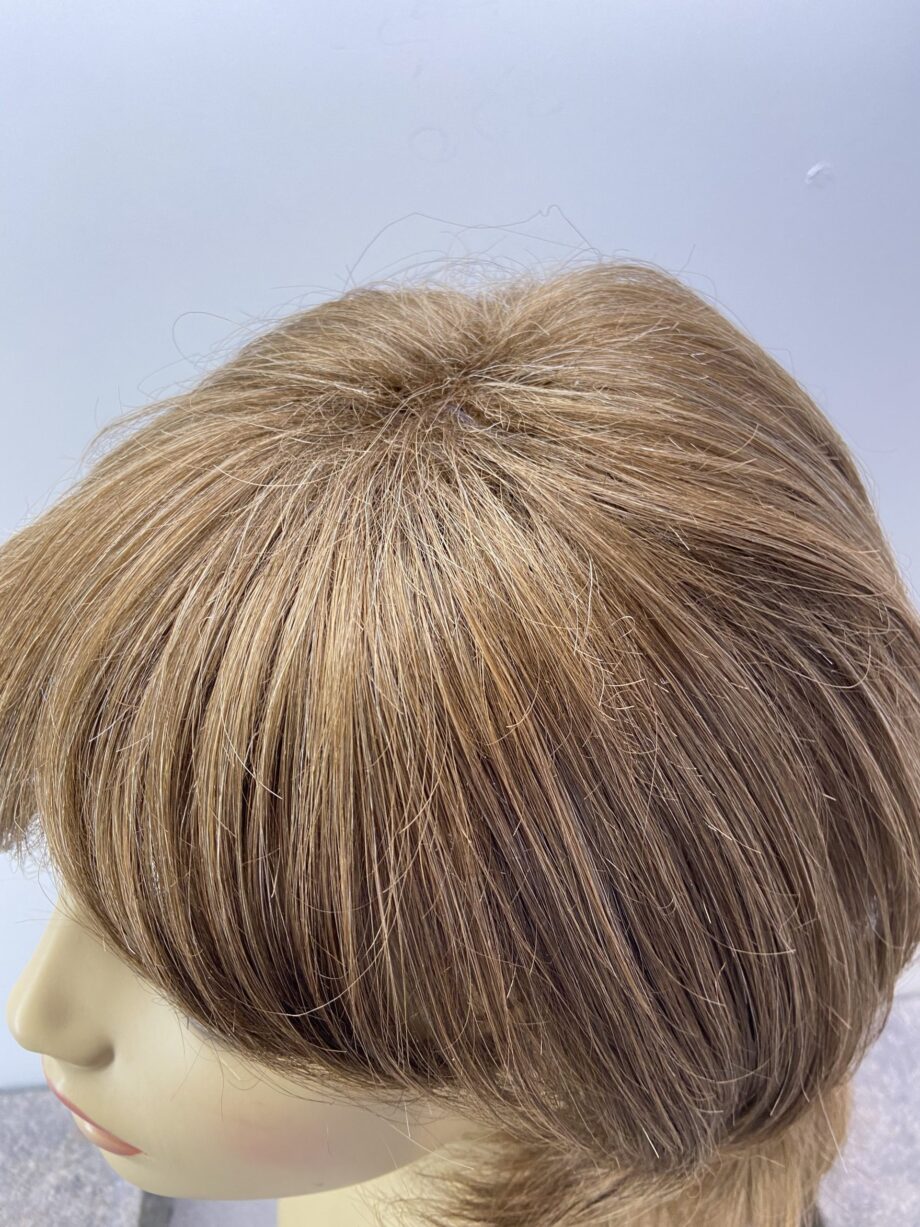 Wavy long light brown wig. Brls306