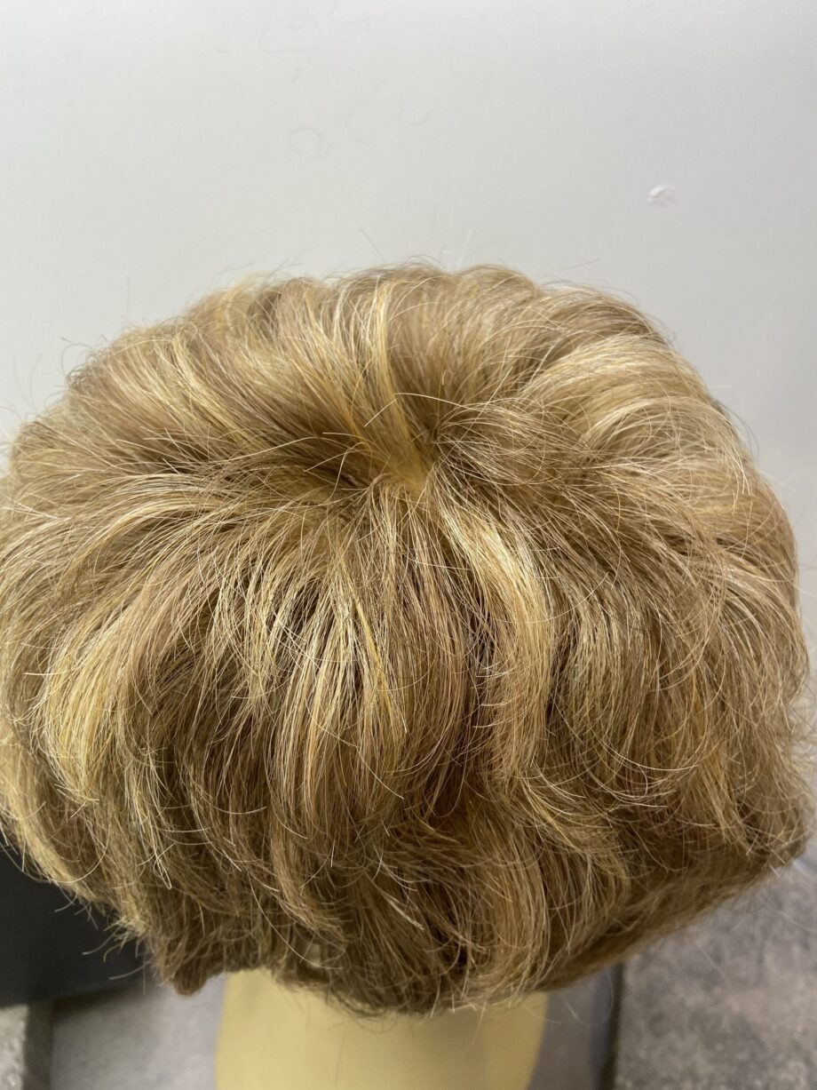 Short blonde wig. Bblsw191