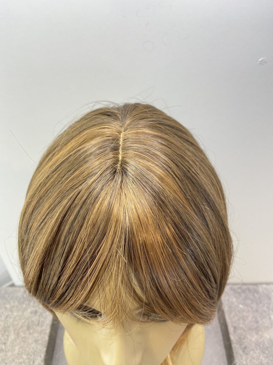 Shiny brown highlighted wig. Brms302