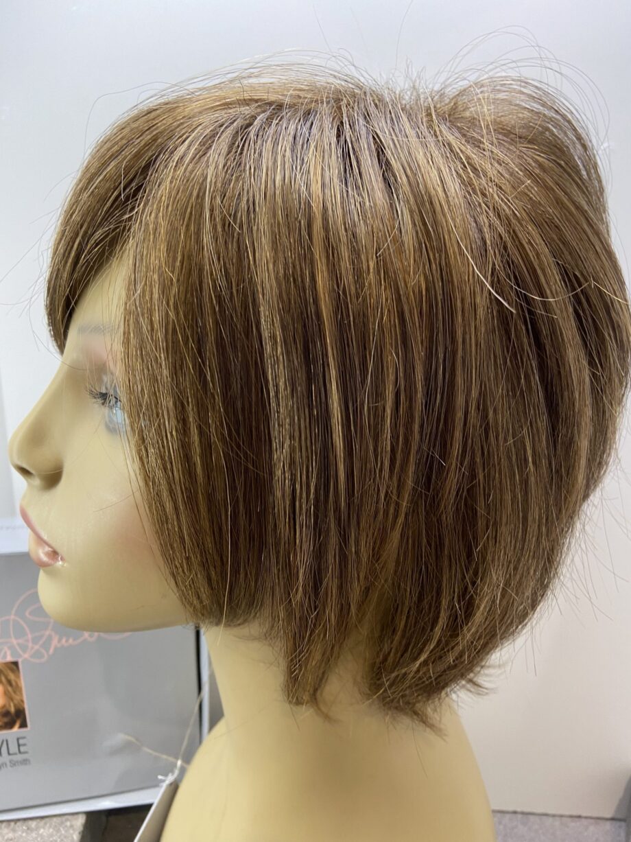 New stylish mid length brown wig. Bbrms193