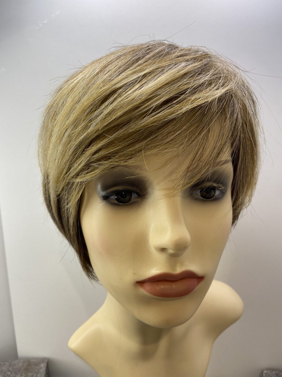 Short brown wig. Blss702