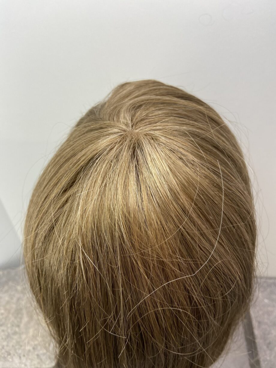 New Sandy brown long wig. Blls39