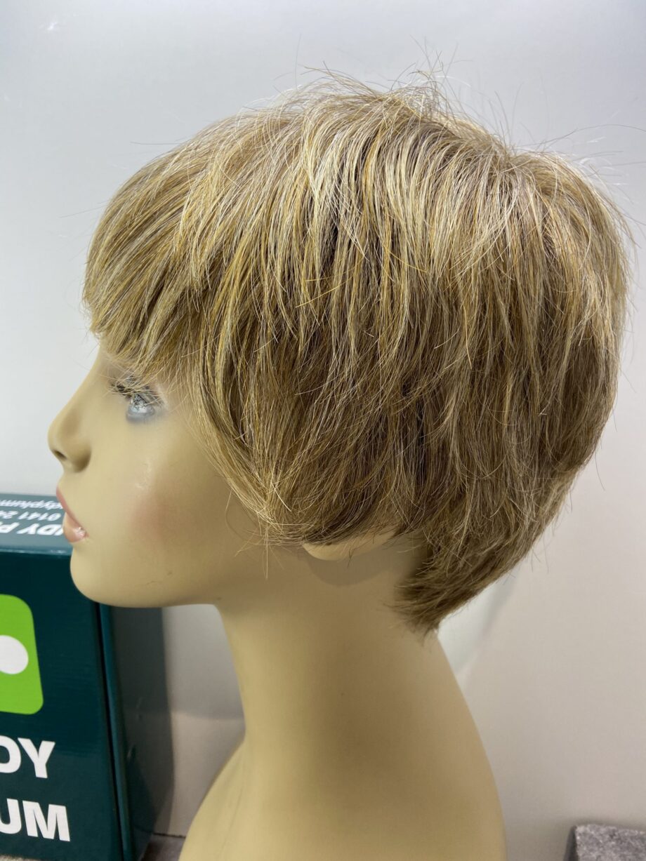 Short smart blonde wig. Bblsw185