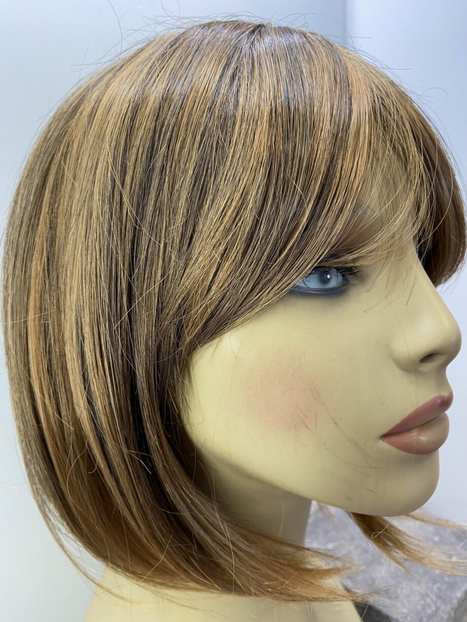 Shiny brown highlighted wig. Brms302