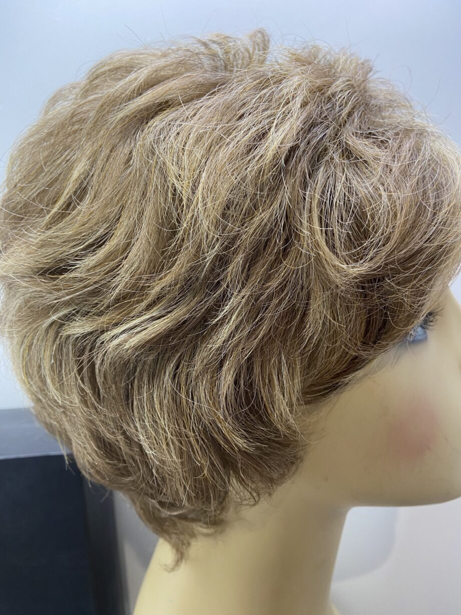 Short blonde wig. Bblsw191
