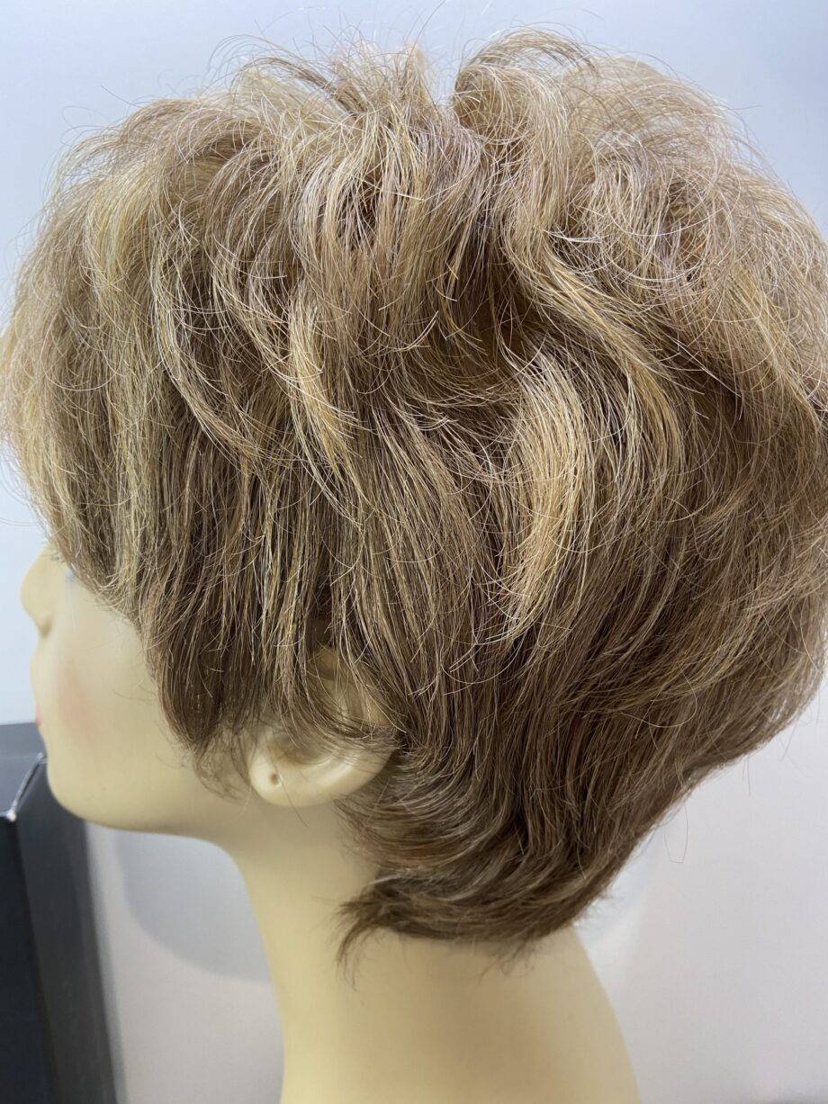Short blonde wig. Bblsw191