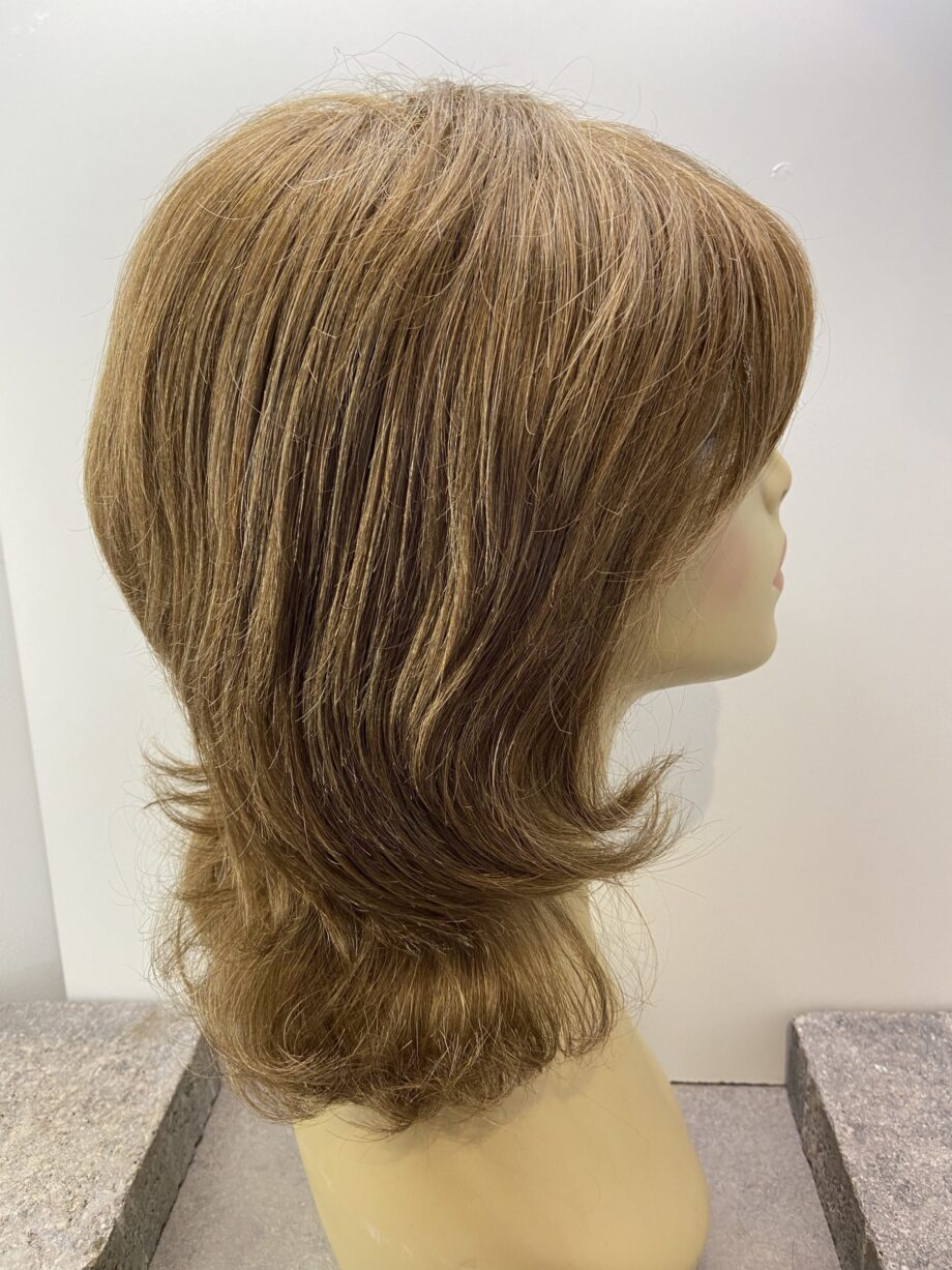 Wavy long light brown wig. Brls306