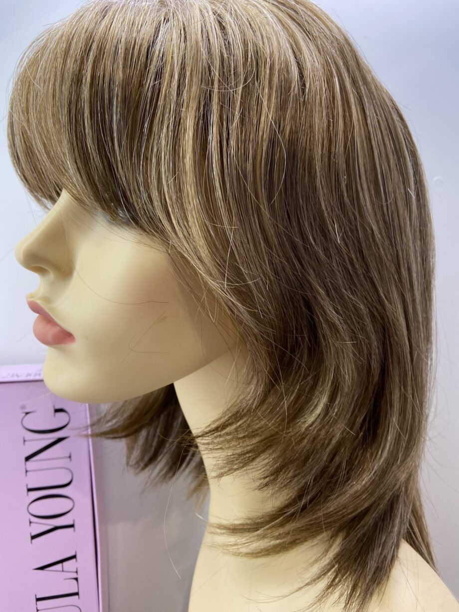 Long blonde light brown new wig. Bblls194