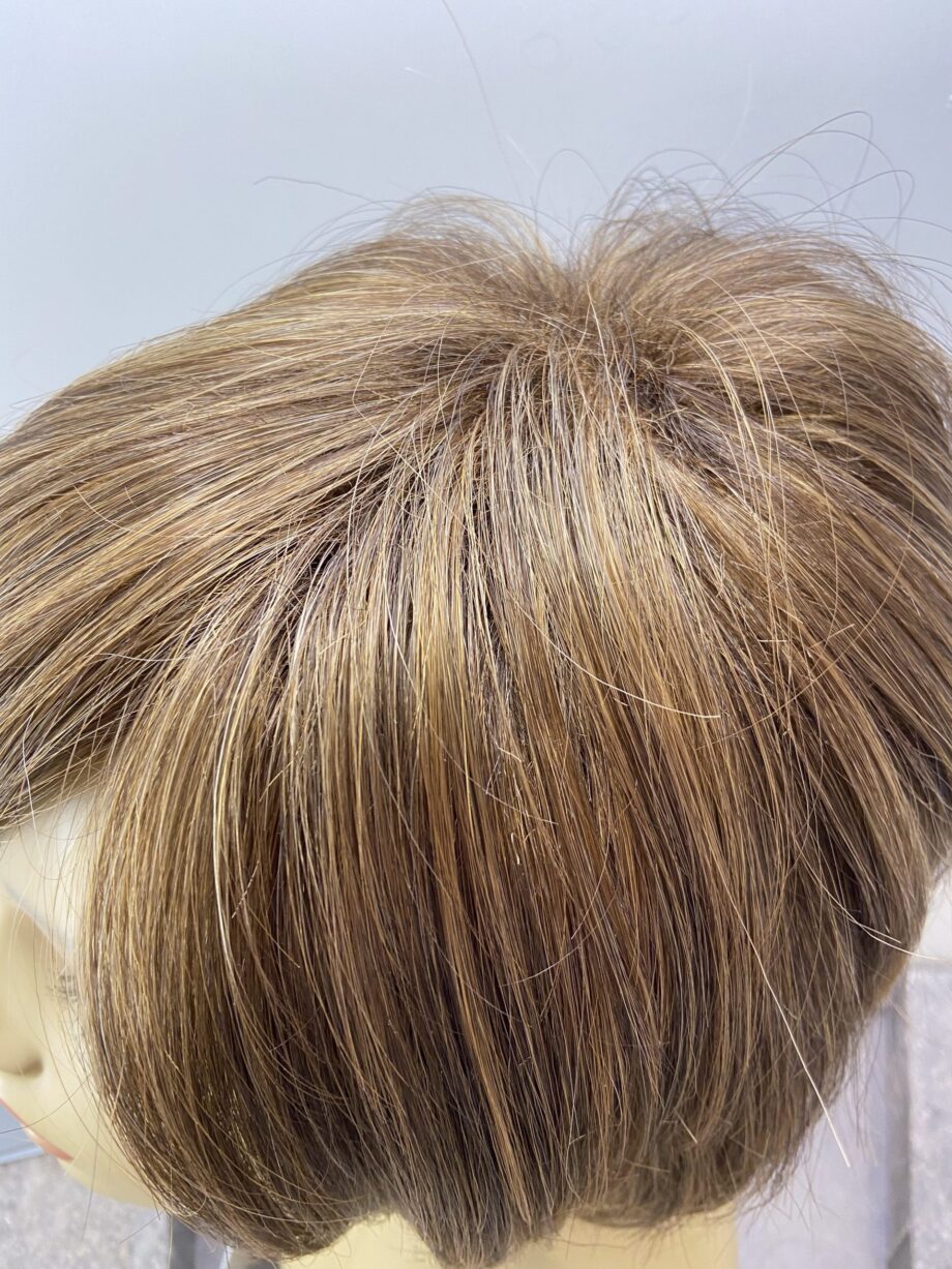 New stylish mid length brown wig. Bbrms193