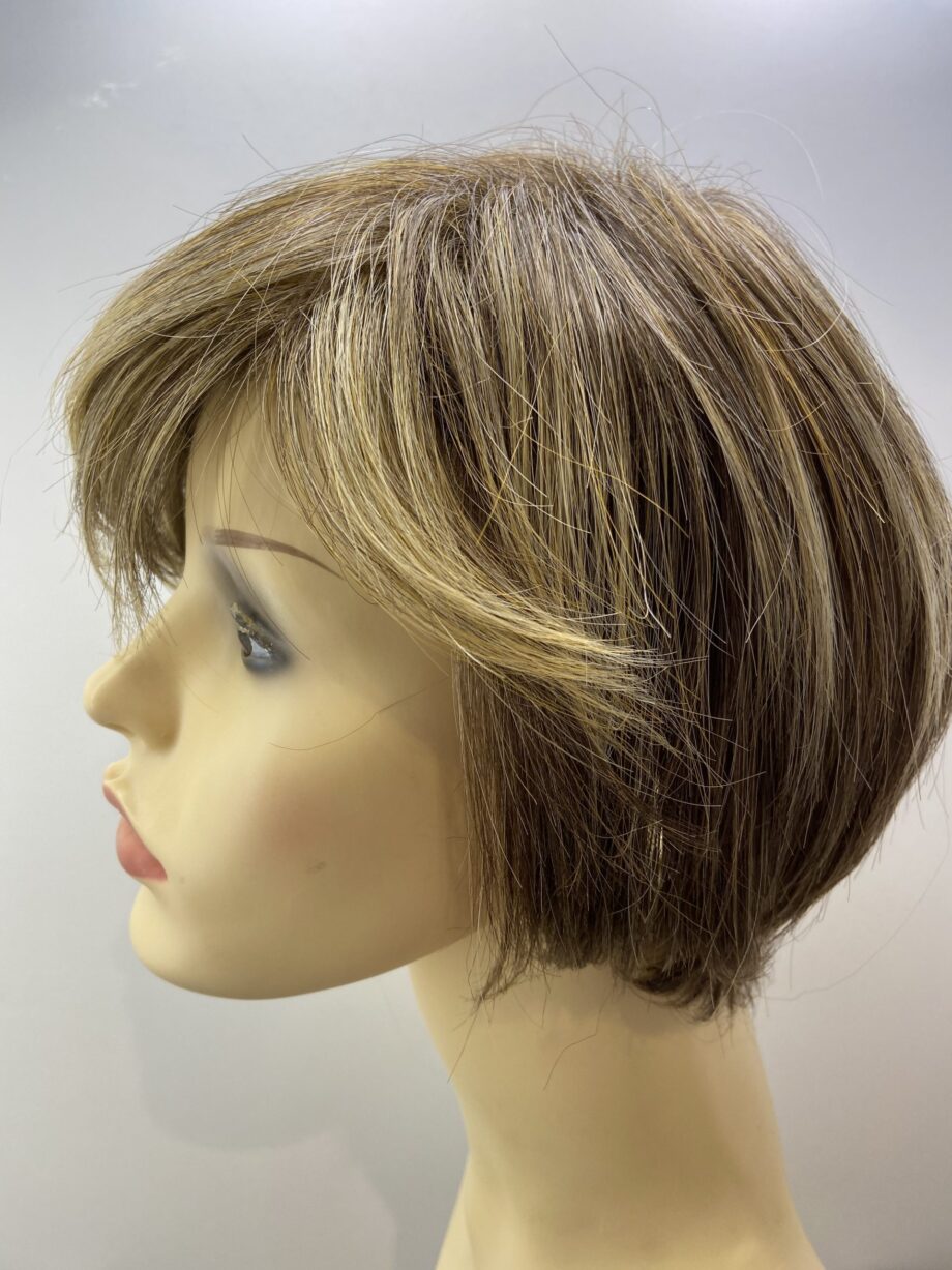 Short brown wig. Blss702