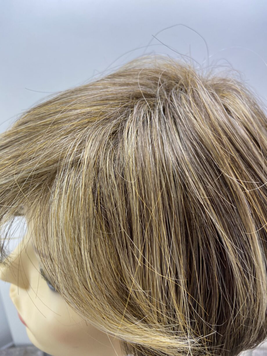 Short brown wig. Blss702