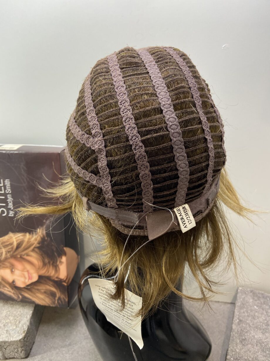 Rooted blonde short new wig. Bblss200