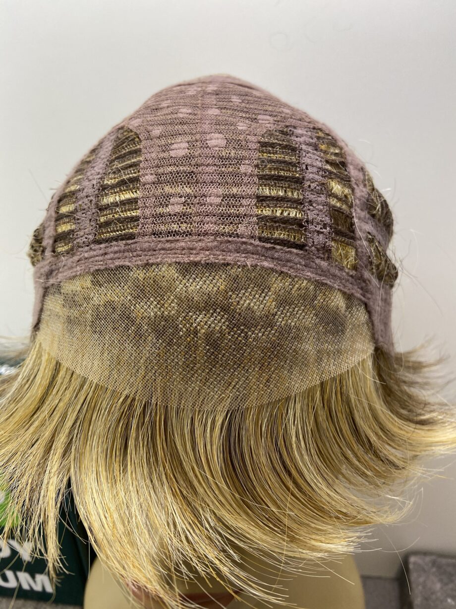 Short smart blonde wig. Bblsw185