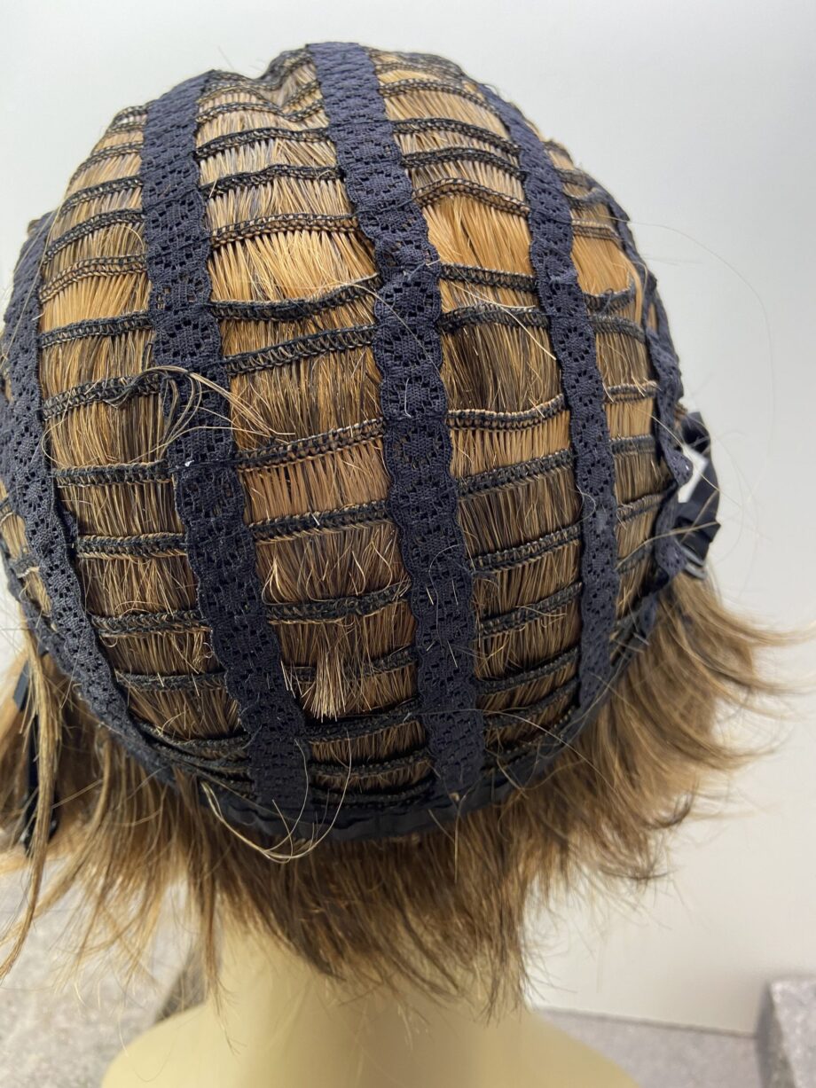 Shiny brown highlighted wig. Brms302