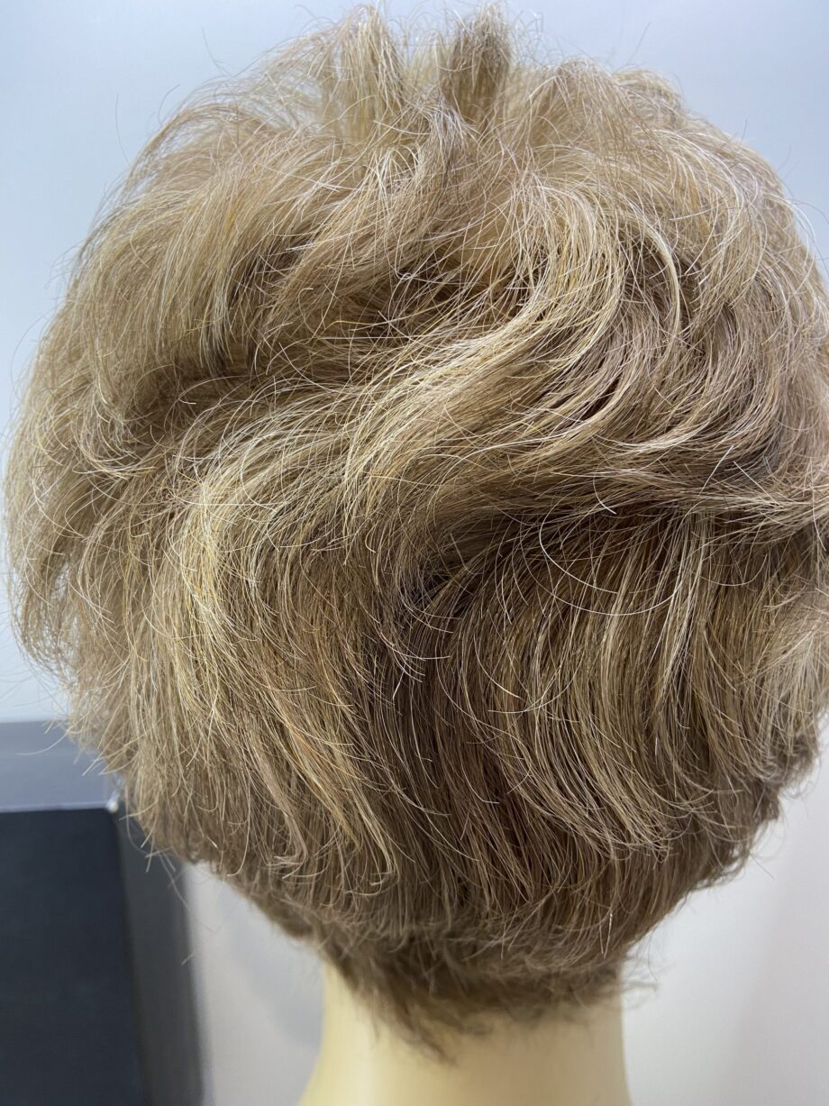 Short blonde wig. Bblsw191