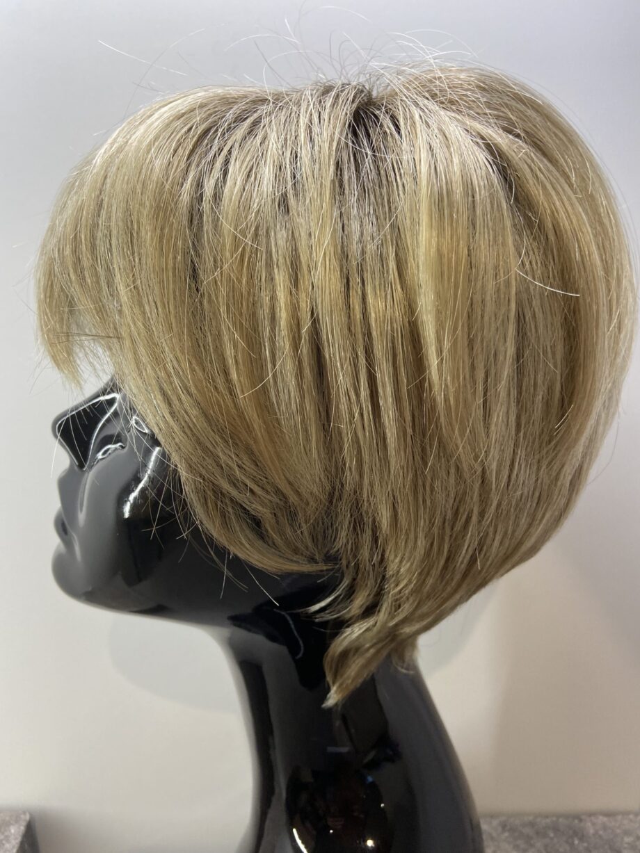 Shiny blonde rooted wig. Blss322