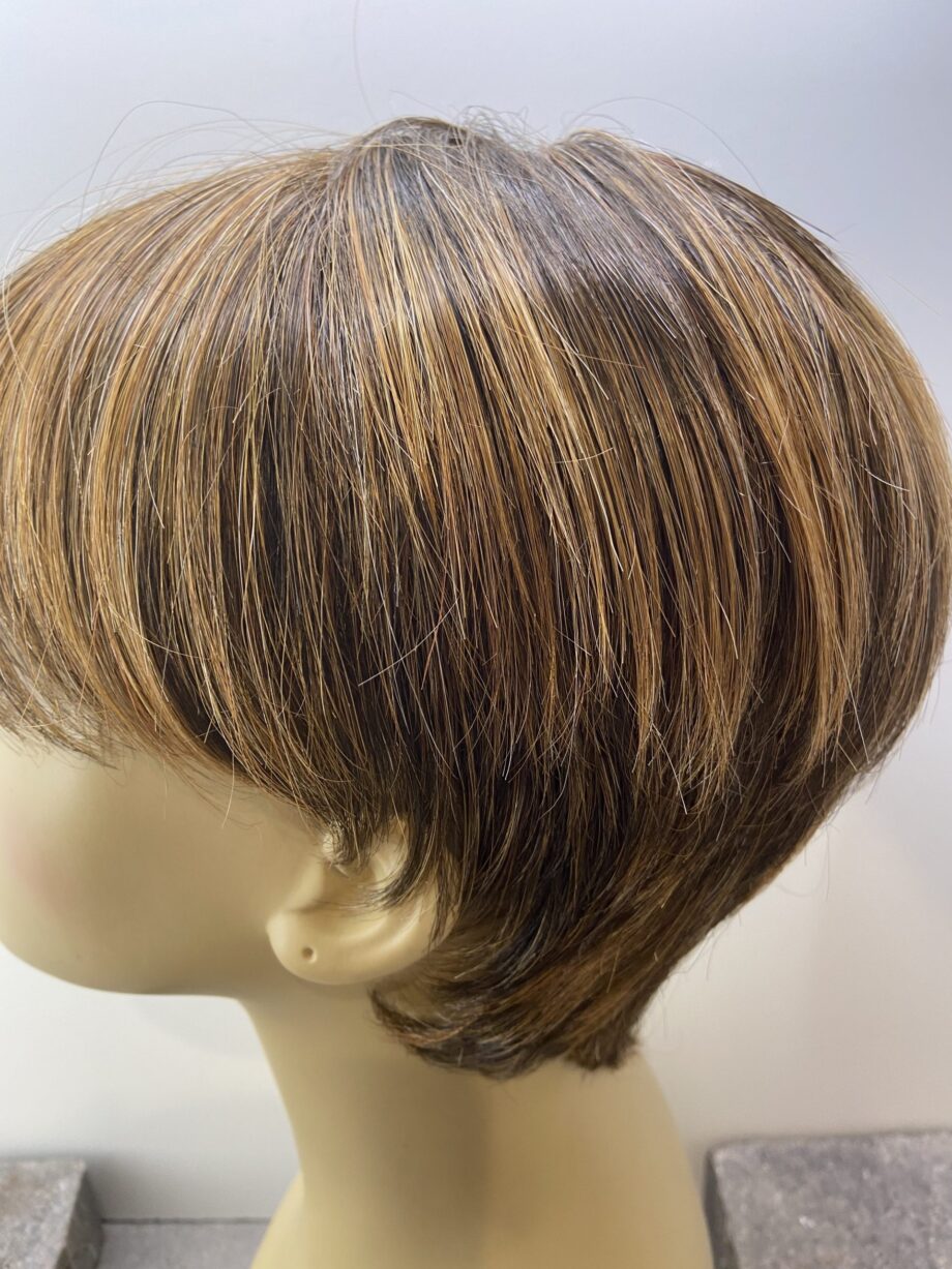 Raquel Welch short brown wig. Bbrss227