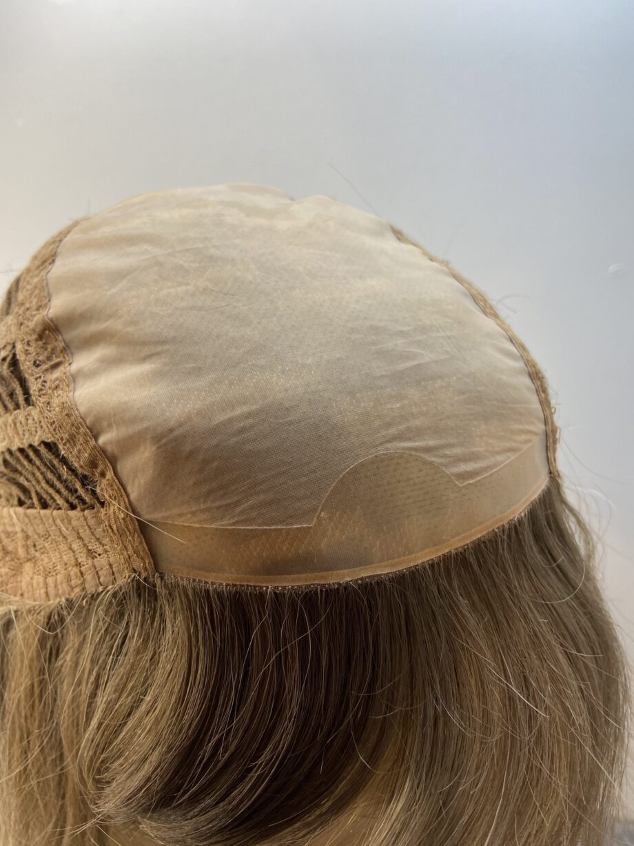 Long blonde wig.  Bblms219