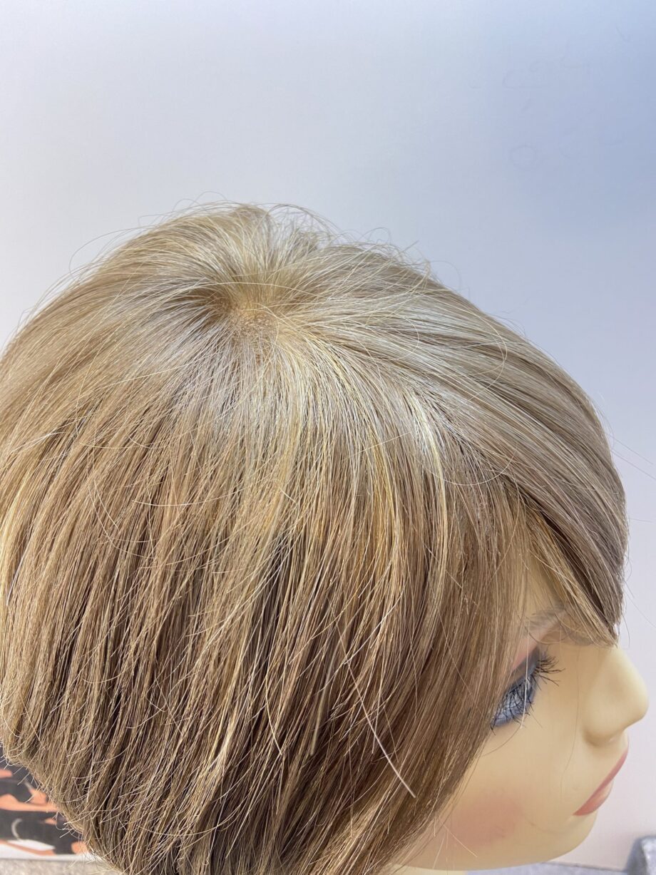 Shiny sofa brown wig. Bblss220