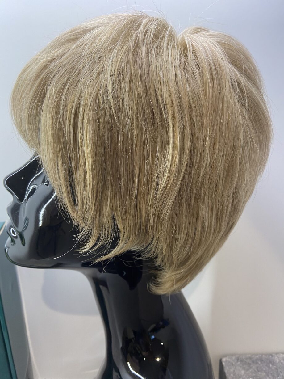 Stylish short blonde wig. Bblss225